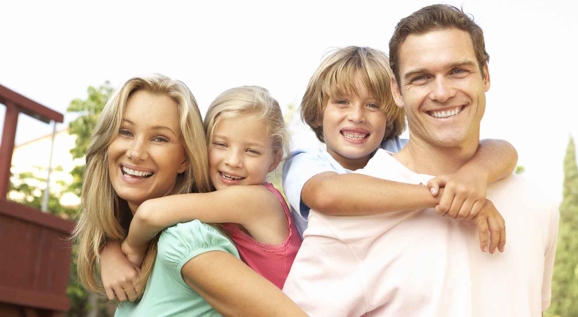 Акция счастливая семья. Портрет счастливой семьи. Современная семья. Счастливый ребенок с родителями. Европейская семья.
